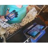 Skupiona kobieta po udarze, ćwiczy rękawicą MusicGlove przy tablecie.