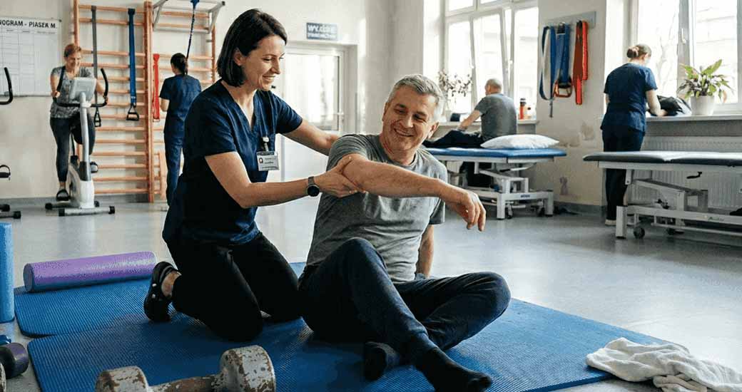 Terapeuta prezentuje technikę terapii manualnej metodą NDT Bobath