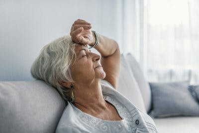 starsza kobieta po udarze mózgu drzemiąca na kanapie, rehabilitacja po udarze, senność po udarze